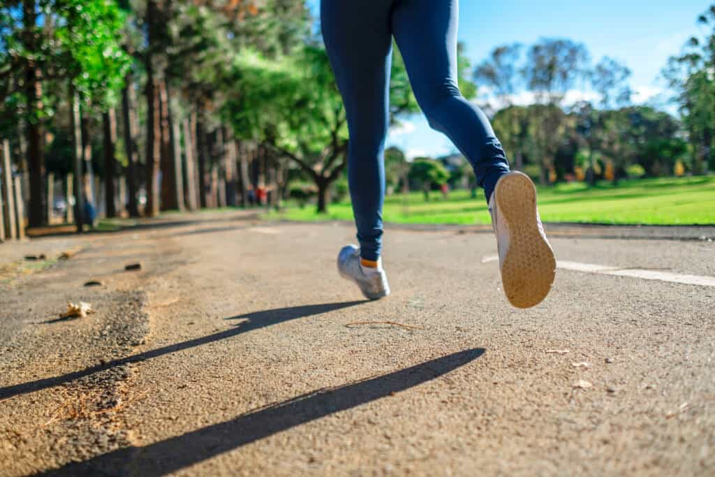 Ein Mensch joggt eine Straße entlang.